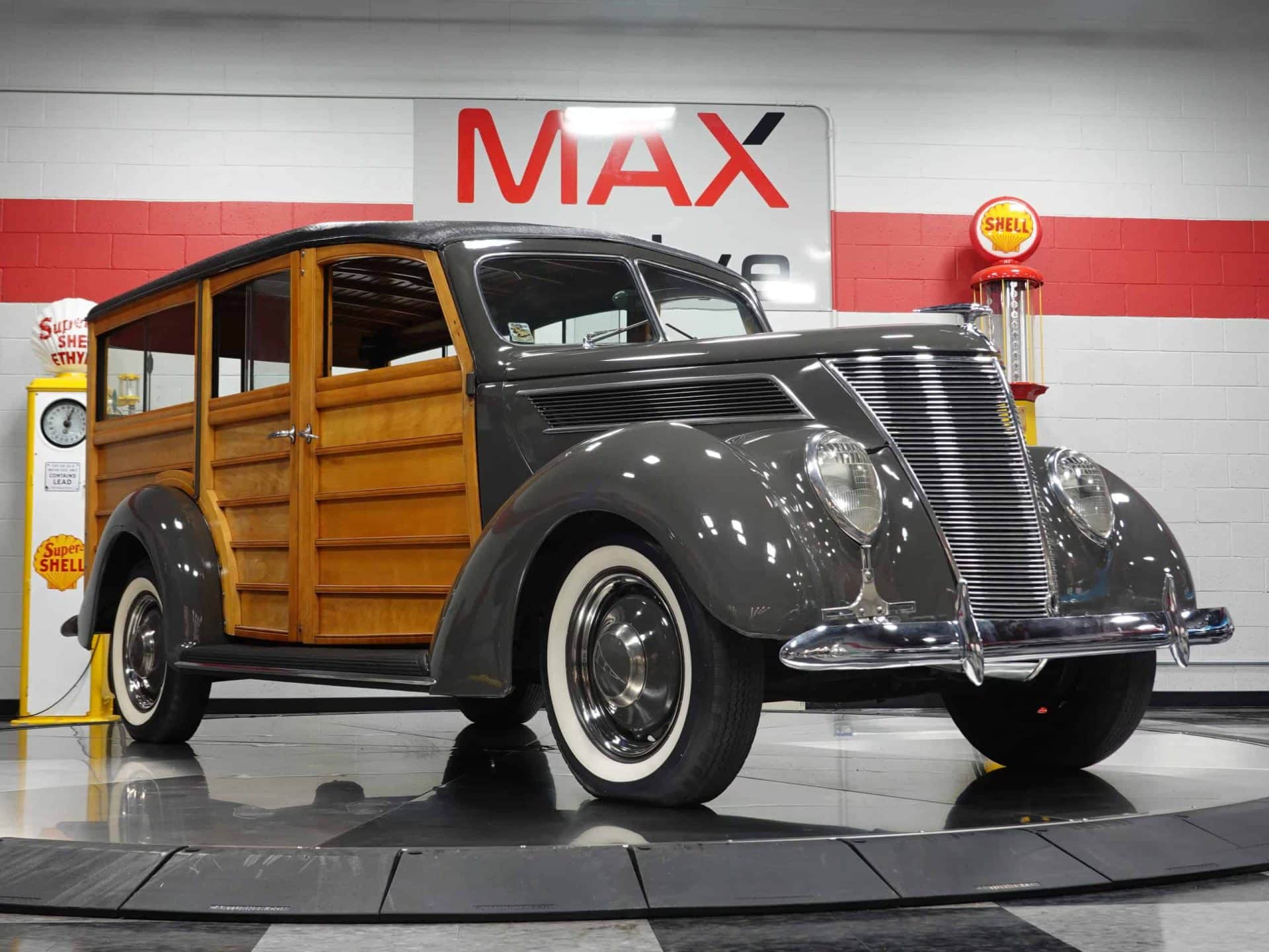 1937 Ford Deluxe Woody Wagon - U0259